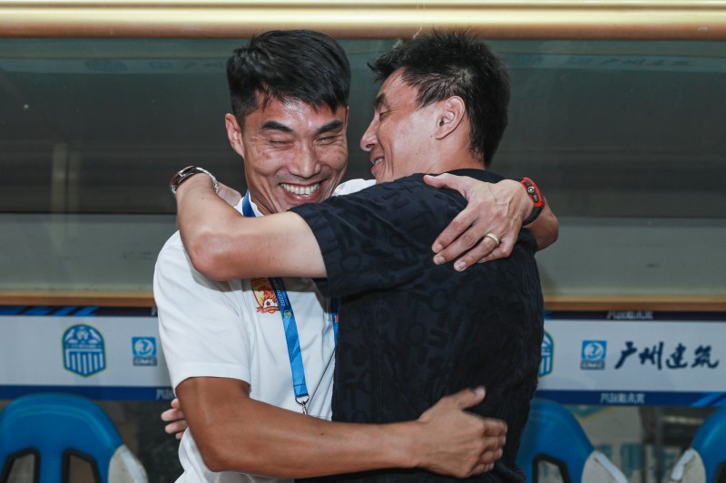 郑智、李玮锋赛前拥抱?少壮派主帅相遇,记忆泛起涟漪了吗?