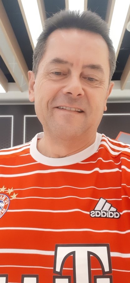 庆祝巴萨输球,《阿斯报》主编龙赛罗推特晒穿拜仁球衣自拍