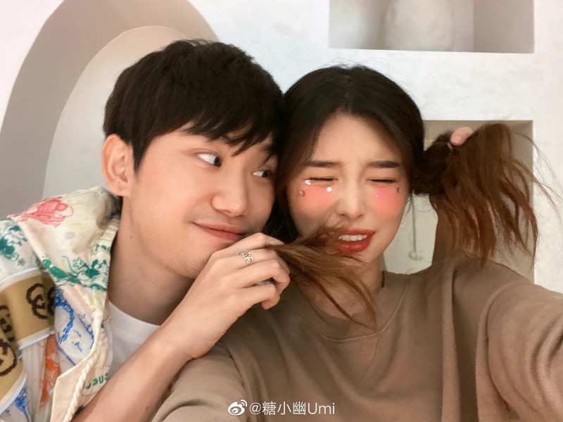 糖小幽晒与Doinb合照:在?进来看甜甜的恋爱~