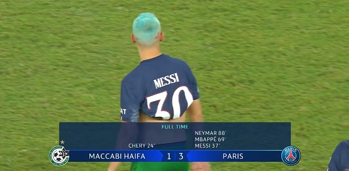 当场投敌❓马卡比球员赛后交换梅西球衣后直接套上,队友翻脸?