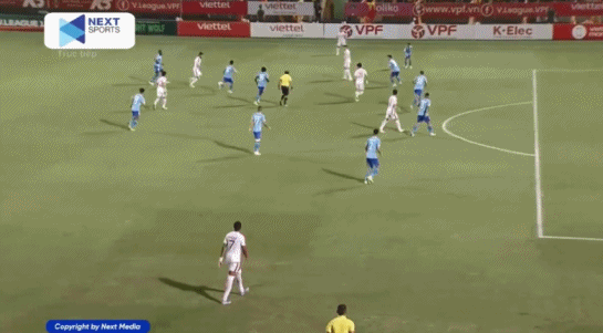 180度转身+搓射破门,越南球星阮黄德复刻博格坎普经典进球