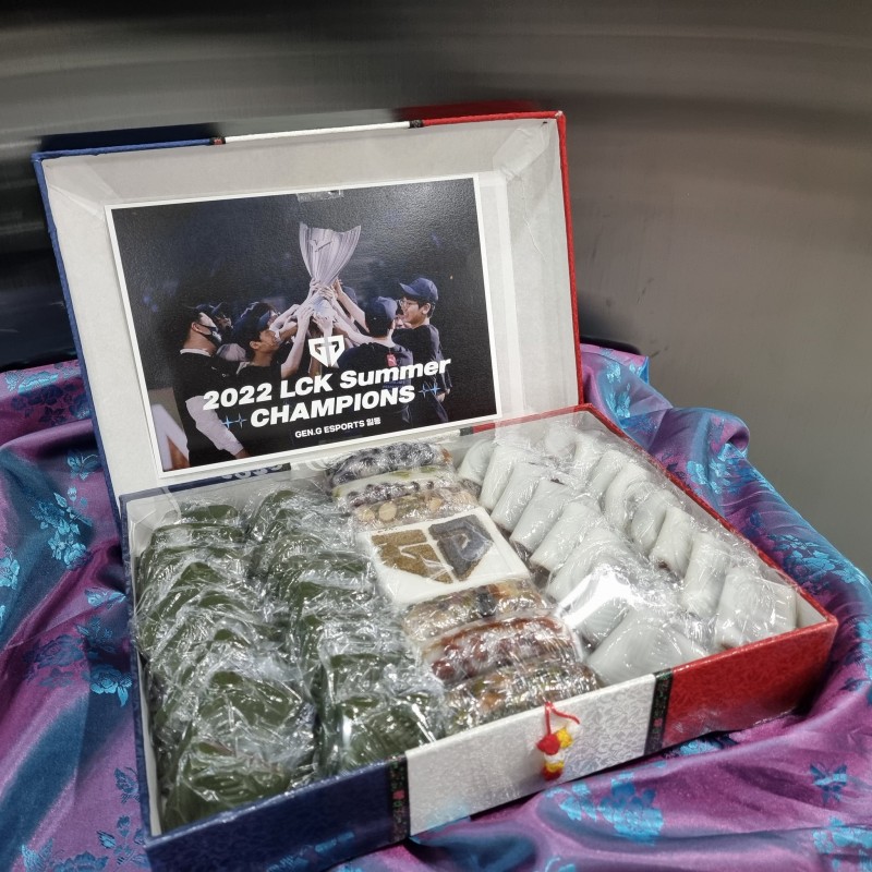 DK官推晒GEN夺冠年糕礼盒:感谢送我们的年糕,再次祝贺GEN夺冠