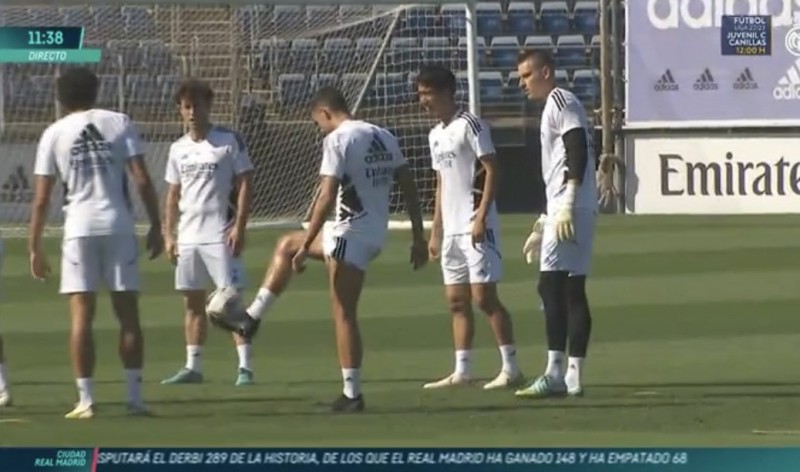 18岁日本中场中井卓大接到皇马一线队征召,参加德比赛前训练