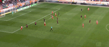 全场最好的机会,竟是诺伊尔的头球,拜仁距离换帅不远了