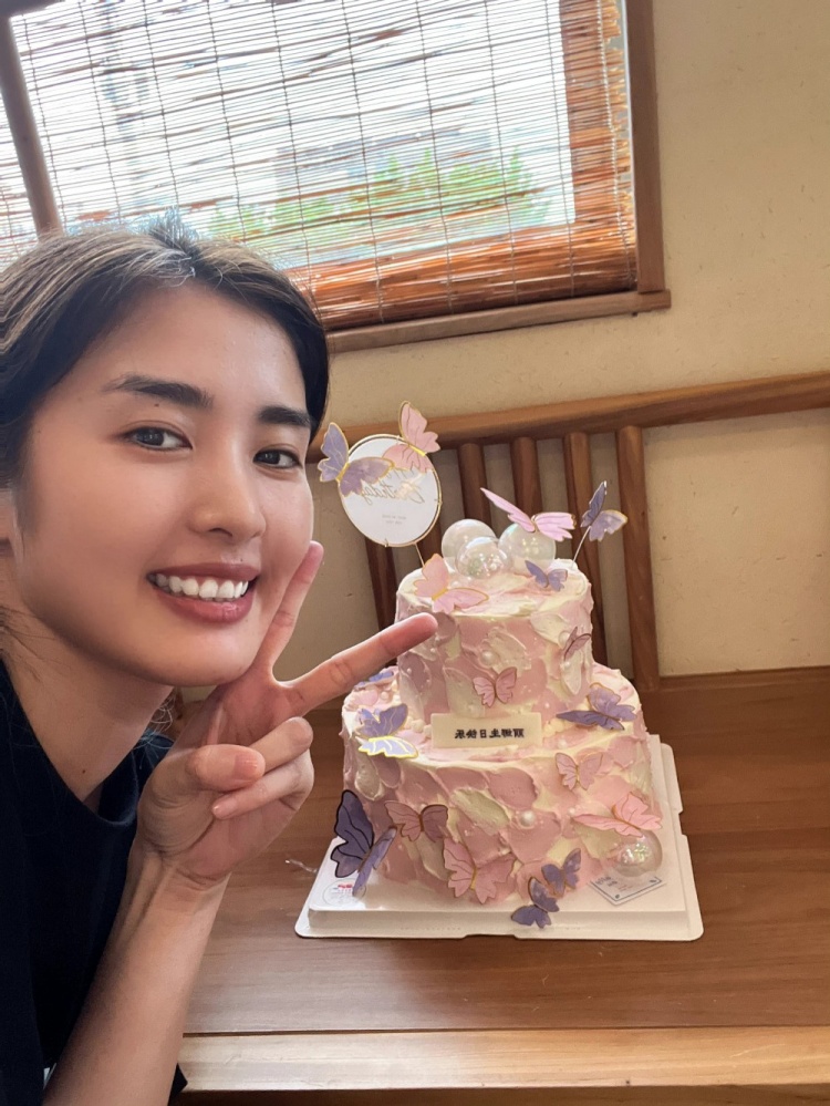 赵丽娜晒31岁生日庆祝照:愿我们野蛮生长最终璀璨生光