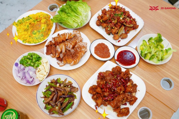JDG更新选手晚饭都吃啥:辣子鸡+烧肉+蛋饼