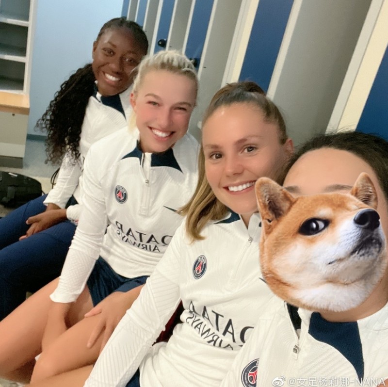 杨莉娜晒与巴黎队友合影:和知名队友们在一块!???
