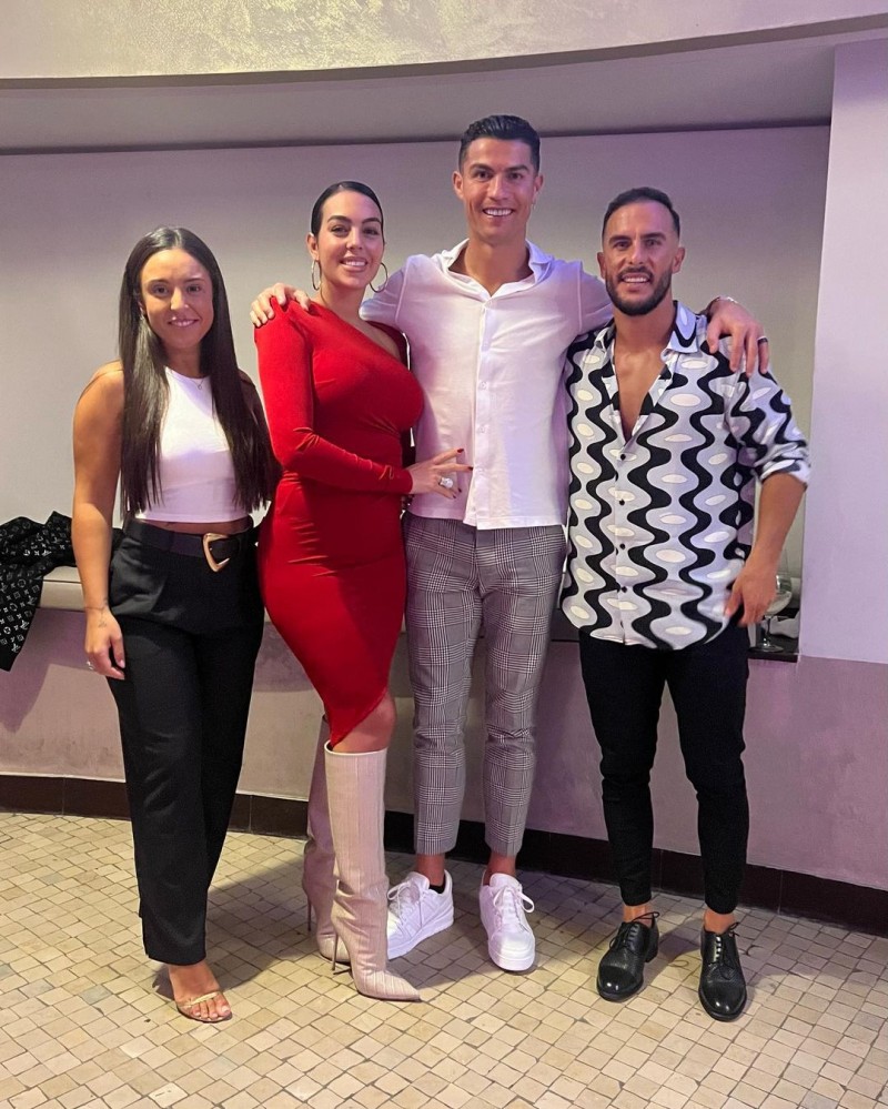 太阳报:C罗、乔治娜与葡萄牙歌手合影,C罗和对方一起唱歌