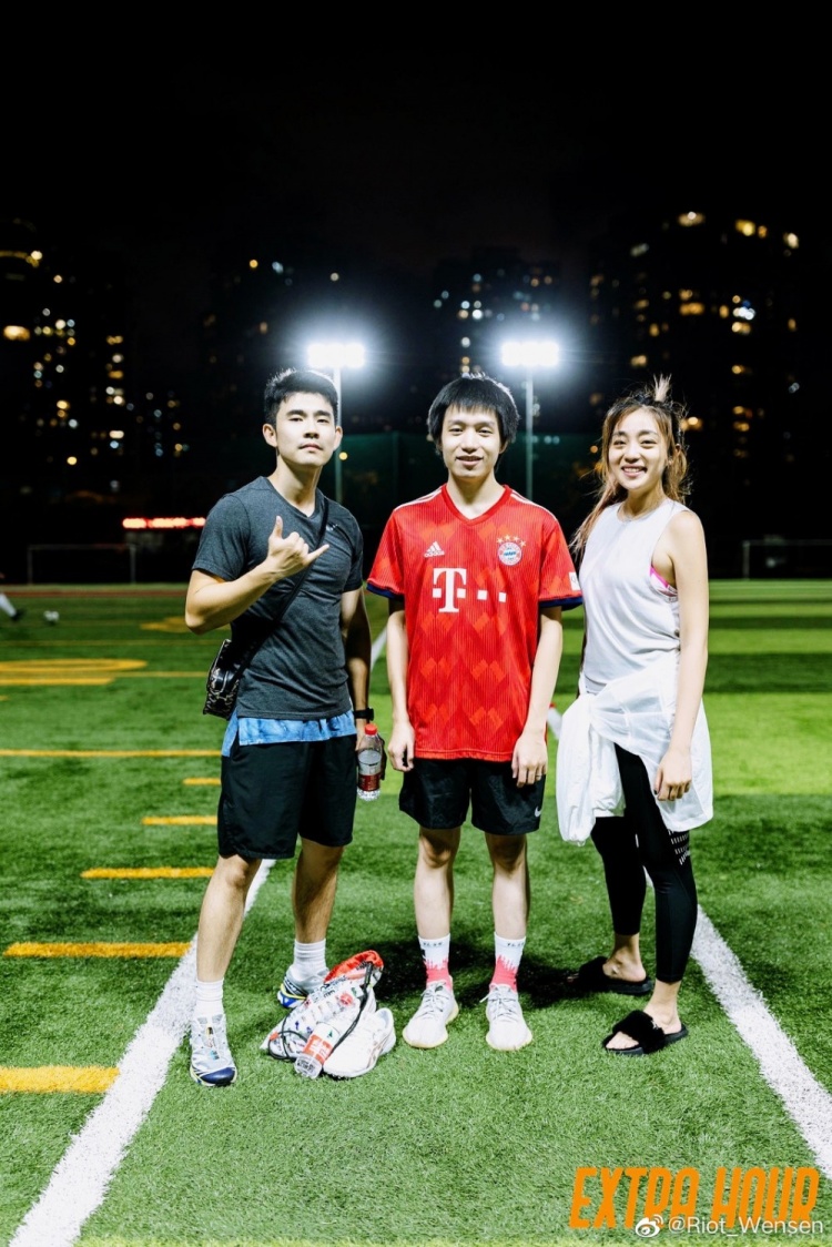 拳头中国区负责人晒与厂长踢球照片:晚风