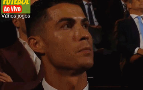 葡萄牙歌手演唱时,台下的C罗认真跟唱