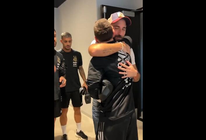 伊瓜因探班阿根廷队,与梅西、迪巴拉等人亲切拥抱?