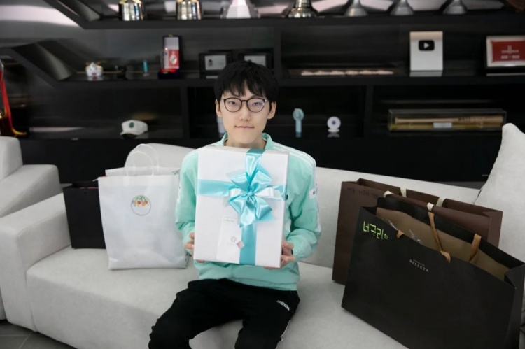 DK官方晒照:感谢粉丝们送队员的礼物,会在世界赛努力取得好成绩