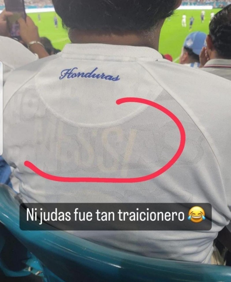 洪衣梅心?一洪都拉斯球迷球衣下套着梅西球衣