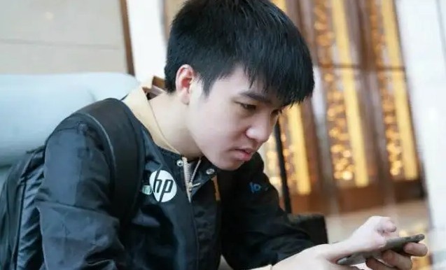 Letme探访RNG基地：小虎的桌子太夸张了，真看不得全是他的信息