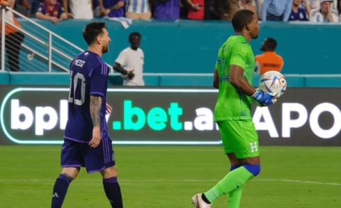 ?形影不离??洪都拉斯这位门将,怎么看着有点像那位熟人...