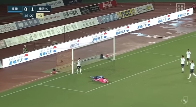 日乙门将比赛中与对方球员相撞后长时间昏迷,后诊断为脑震荡