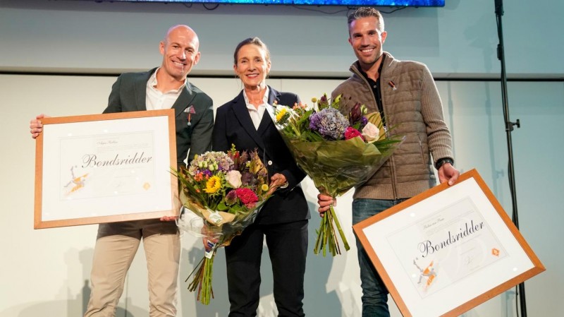 荷兰足协官方：传奇球星罗本和范佩西被授予国家骑士勋章