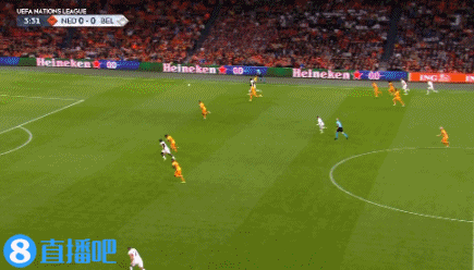 阿扎尔无人盯防,一脚射门打了高射炮