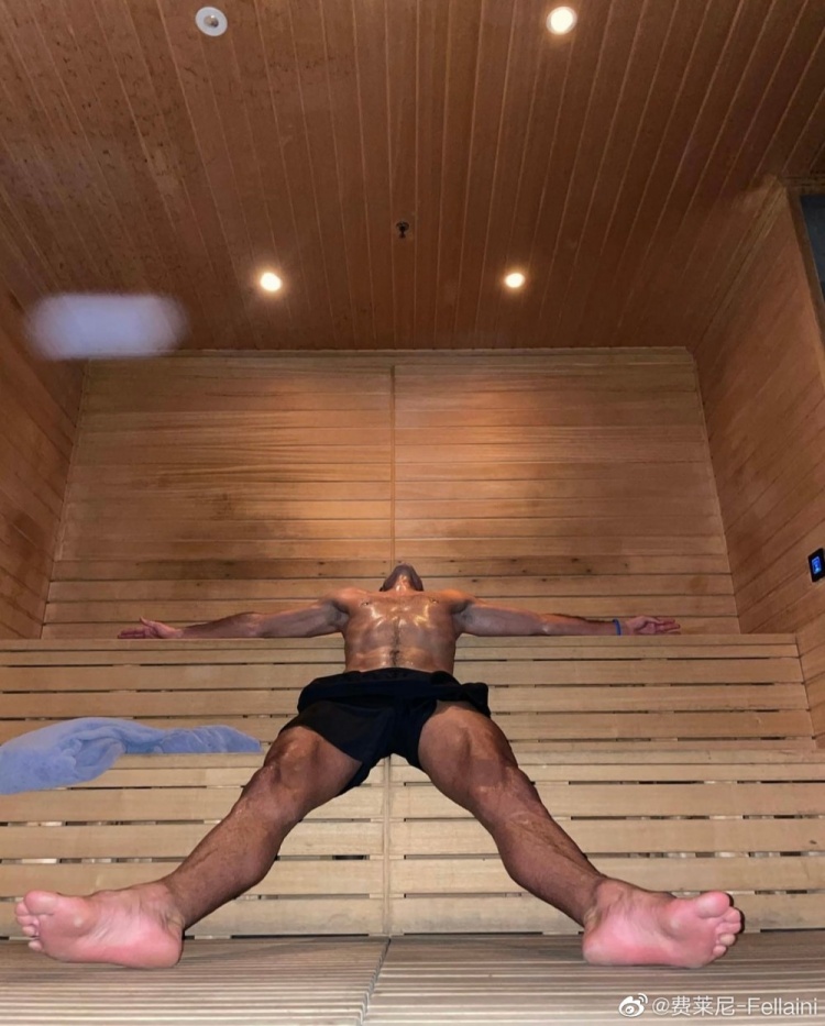 费莱尼晒蒸桑拿照片:生活中最美好的事情让你汗流浃背