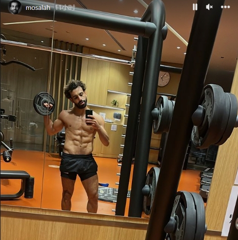 状态快来了?萨拉赫晒照:一手举重、一手拿手机,腹肌清晰可见