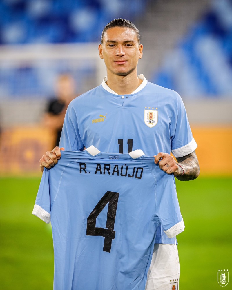 与你同在!努涅斯赛后晒阿劳霍球衣表达祝福