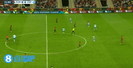 C罗在门前接到传球,没有第一时间起脚被抢断