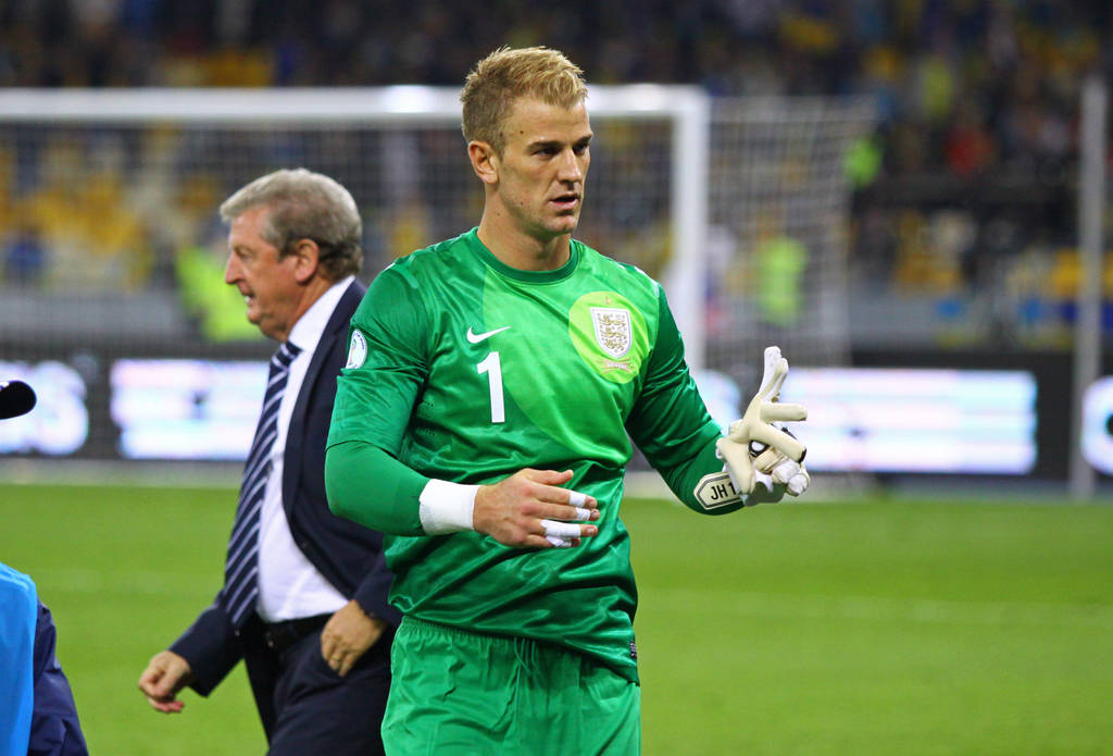 镜报:乔哈特已经向被自己用球踢中的女记者道歉