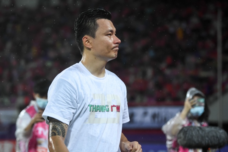 足球报:补强锋线广州队想迎回郜林,但深足方面进行了否认