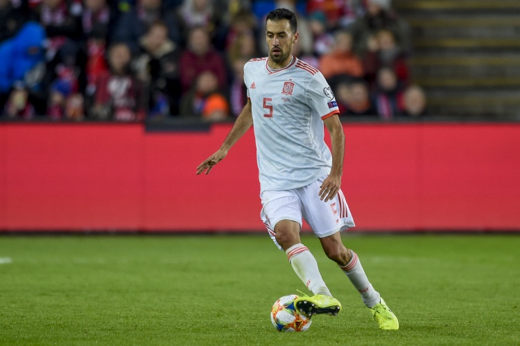 布斯克茨:不知道会发生什么但我没考虑离开巴萨 梅西是世界最佳