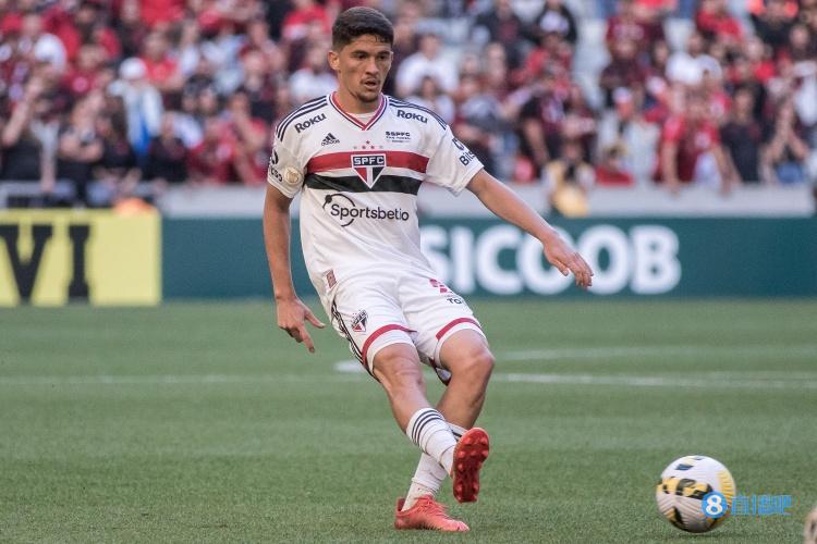 跟队记者:圣保罗中场保罗-马亚被推荐给米兰,后者正在评估