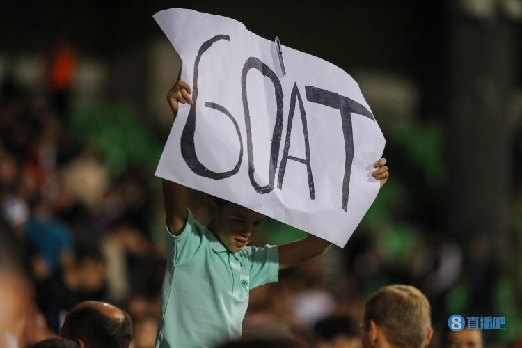 球迷高举标语支持C罗:历史最佳GOAT