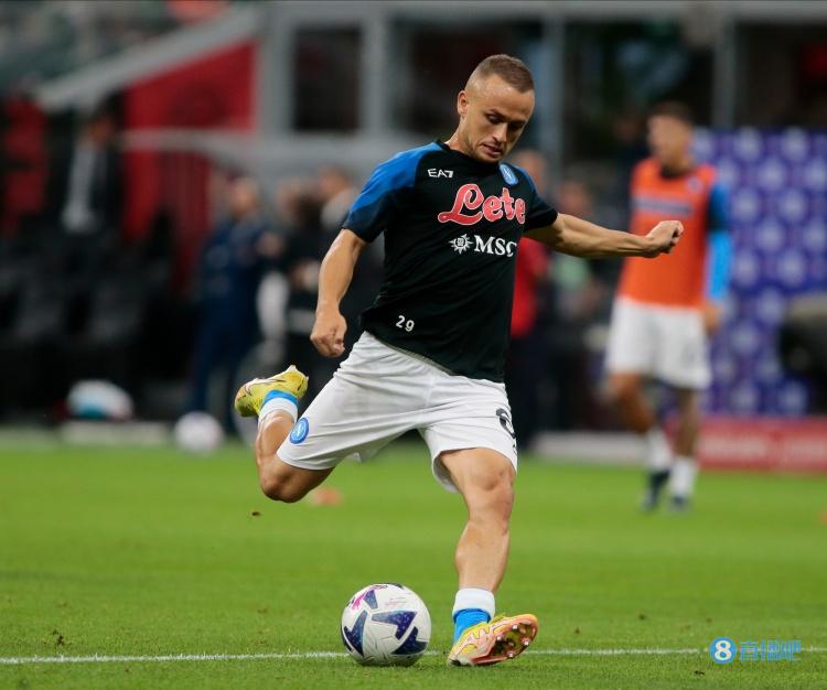 斯基拉:那不勒斯与洛博特卡商谈续约至2027年,年薪250万欧