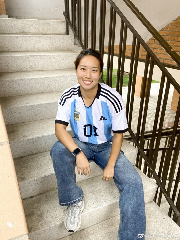 支持梅西!唐佳丽身穿阿根廷10号球衣:有梦想谁都了不起