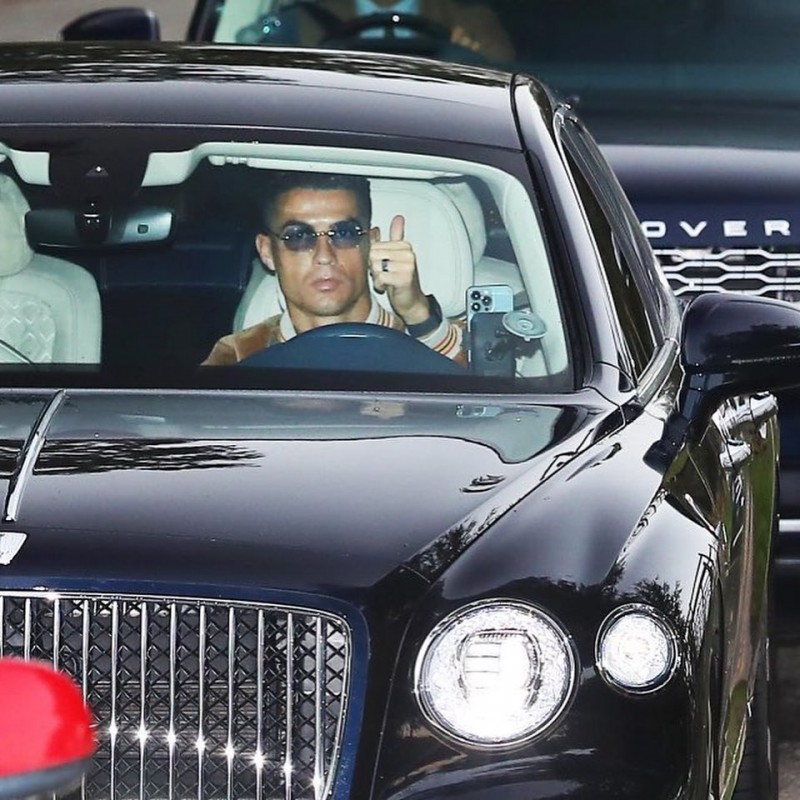 Factos梗球迷晒图:C罗返回训练基地,开车时对着镜头比赞?