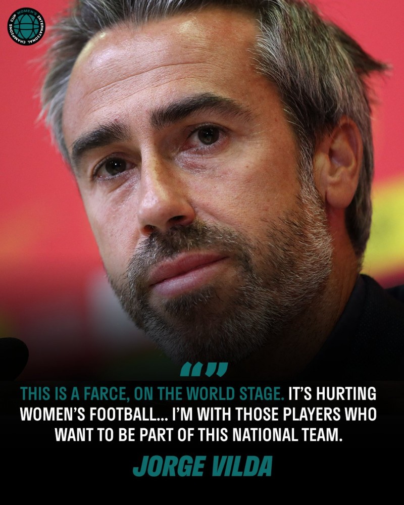 西班牙女足主帅拒辞职:“退队”球员应请求宽恕 球迷评论:荒谬