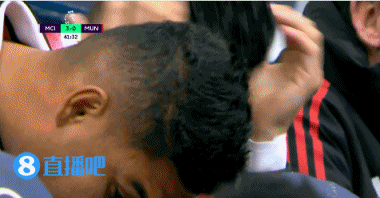 没眼看?!曼联半场崩盘,替补席上的C罗双手捂脸 不忍直视