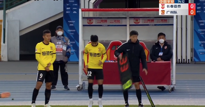 助教上场!黄博文身披9号球衣替补登场迎赛季首秀
