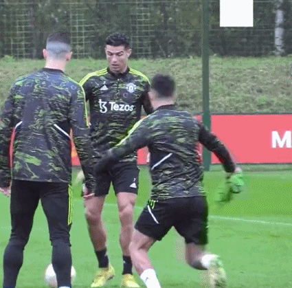 曼联备战欧联,C罗抢圈游戏high出“旋风无影手”