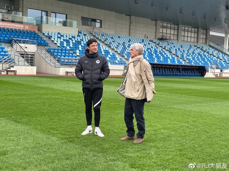 师徒重逢!前国足主帅米卢与大连人主帅谢晖叙旧