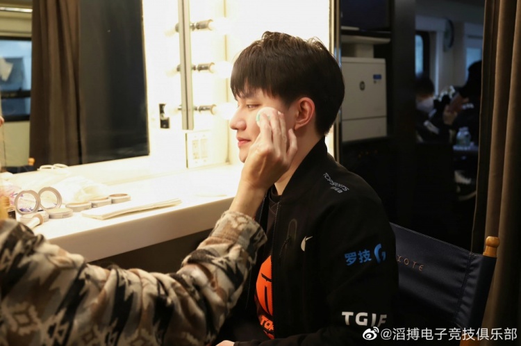 TES分享拍摄花絮:上中野在看什么呢?