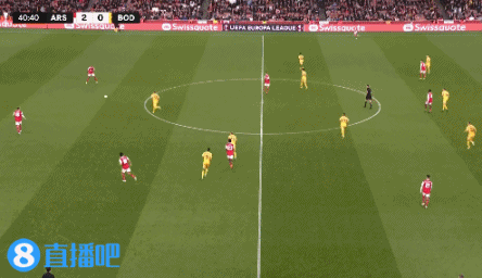 熟悉的感觉?扎卡倒地用手拦截皮球,被裁判出示黄牌