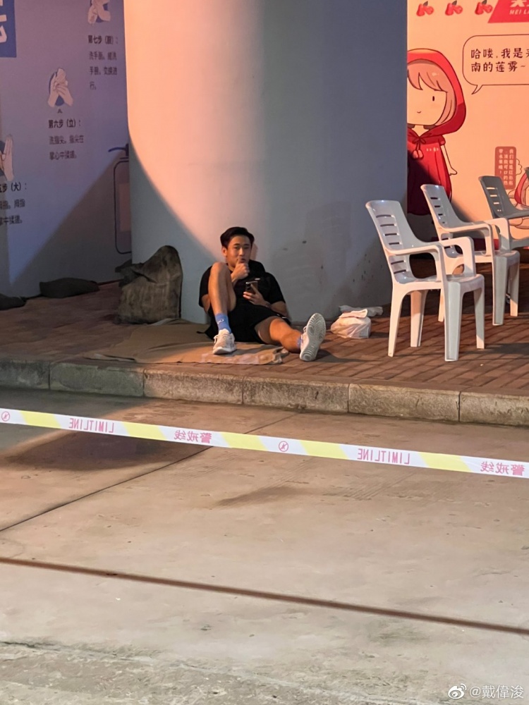 记者谈戴伟浚“打地铺”:不是摆拍和行为艺术,而是人间真实