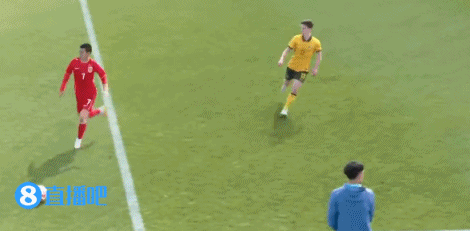 国足U17崔泰旭踩到澳大利亚球员被直红罚下，对手痛苦倒地翻滚