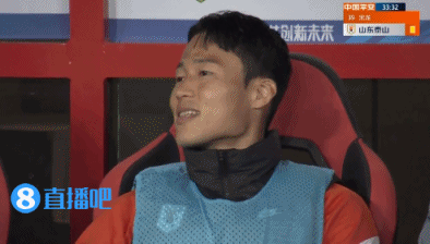 想起开心的事情?泰山落后孙准浩替补席大笑,随后球队很快扳平