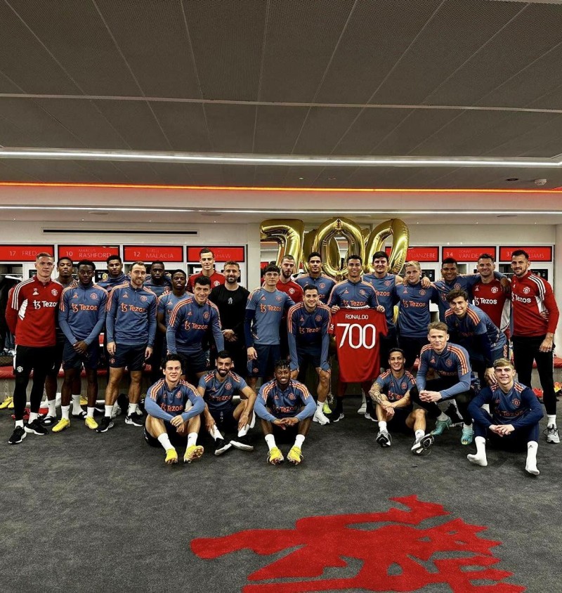 CR7️⃣0️⃣0️⃣曼联更衣室为C罗布置庆祝气球&赠送纪念球衣