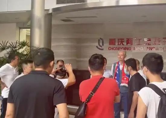 没发工资,怎么能解散呢?