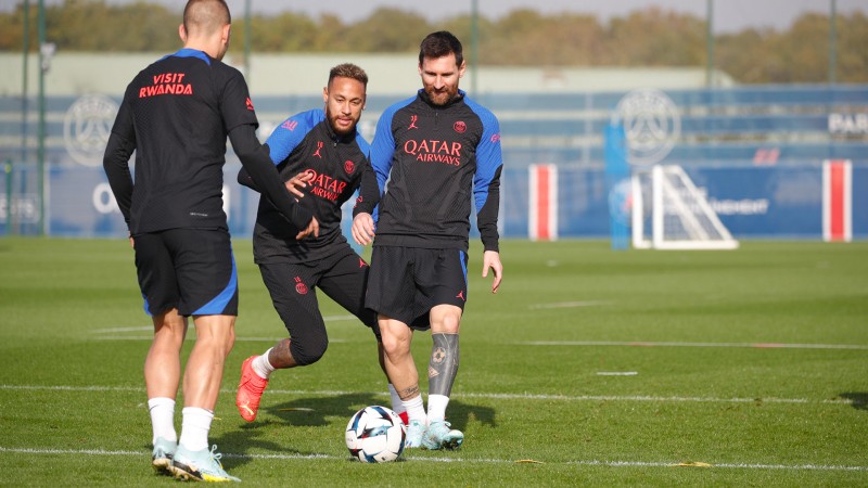 巴黎今日训练照:梅西面露笑容与内马尔同框,姆巴佩单人出镜