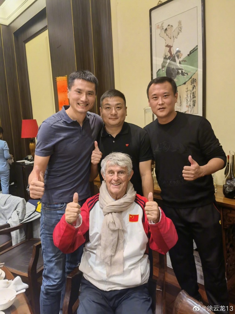 国安三少!徐云龙晒与米卢聚餐照,杨璞、邵佳一同时参加