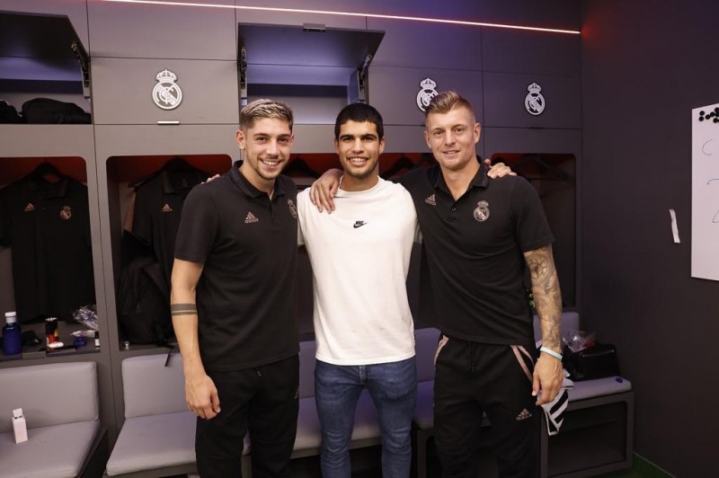 克罗斯晒与网坛新星阿尔卡拉斯、巴尔韦德合影:未来和我