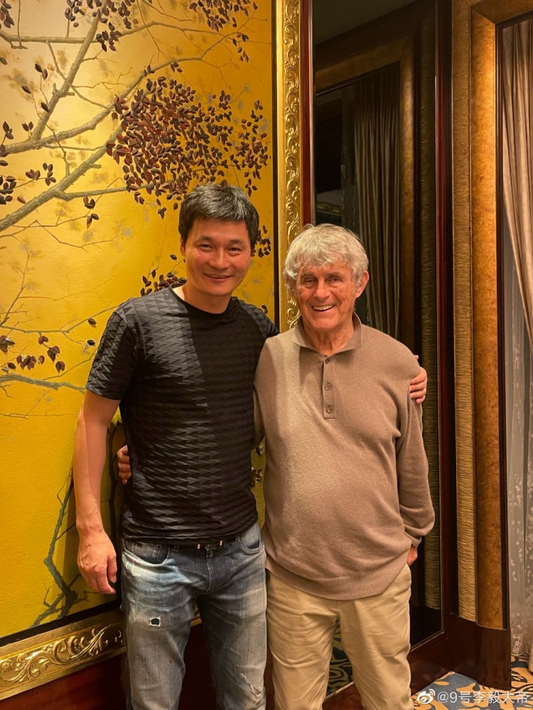 回忆杀!李毅晒与米卢合影:他说看到现在的中国足球很不开心